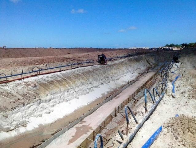 Vala de escavação com linhas de ponteiras filtrantes instaladas nas duas laterais, mantendo o fundo seco para concretagem